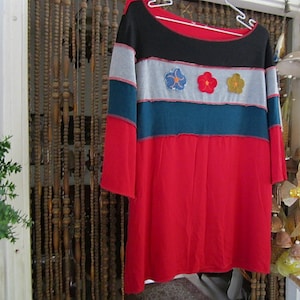 Gorgeous Red Top with Patchwork Appliques in Black, Gray & Dark Blue, Adorned with 3 patched Flowers, Vintage - Medium to Large