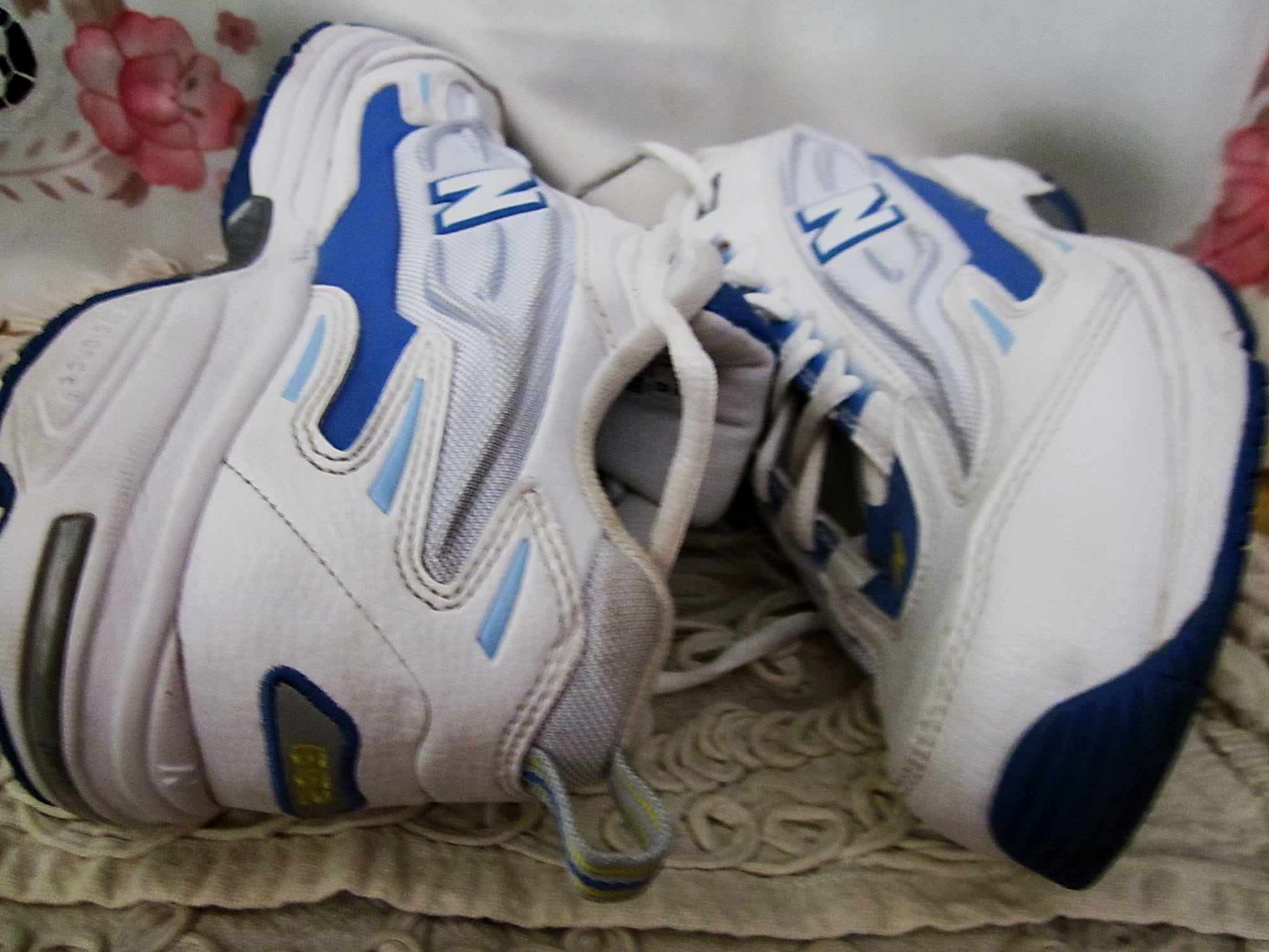 NEW BALANCE - Women's White & Blue Athletic Shoes 662 - Made
