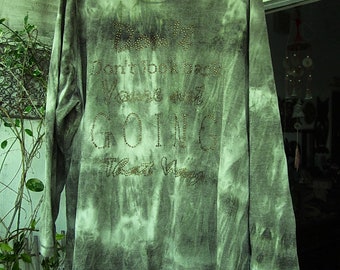 DISCREET - Top tunica in tonalità verde dipinto in batik con testo frontale in strass dorati, vintage, taglia XL