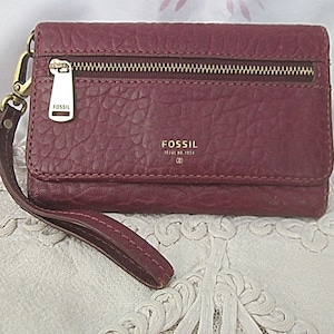 FOSSIL – Cartera de piel granulada color burdeos con múltiples compartimentos para tarjetas de crédito y bolsillos deslizantes + 2 compartimentos con cremallera para monedas y objetos de valor pequeños