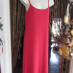 Lippenstift rotes knöchellanges Spaghetti-Trägern-Kleid, Vintage - Klein bis Mittel