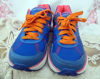 SKECHERS - Damskor med snörning i ljusblå, rosa och orange färg i läder/textil / Storlek 10
