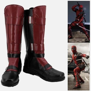 Può includere: Un paio di stivali al ginocchio a tema Deadpool. Gli stivali sono principalmente rossi e neri, con più cinturini e fibbie. L'immagine mostra anche due immagini di Deadpool.