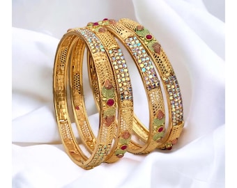 Pulseiras étnicas douradas com pedras e esmalte, modelo mix'n'match, com opção de pulseiras de pérolas.