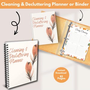 Op de afbeelding: Een schoonmaak- en opruimplanner met spiraalbinding en een bijpassende ringband, beide met een witte kaft, oranje veerillustraties en de tekst Cleaning & Decluttering Planner. De ringband bevat een pagina voor de dagelijkse schoonmaak.