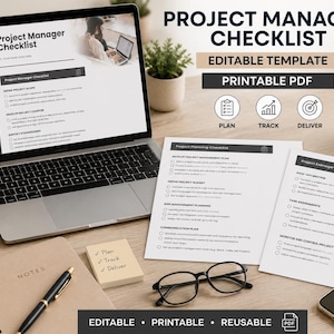 Op de afbeelding: Een laptop met een Project Manager Checklist sjabloon, naast twee geprinte pagina's van dezelfde checklist. De set bevat een notitieboek, een pen, een koffiemok, een bril, een smartphone en een notitieblaadje met de tekst Plan, Track, Deliver.