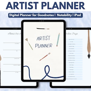 Op de afbeelding: Drie tablets met een digitale kunstenaarsplanner. Het middelste scherm toont de titel ARTIST PLANNER met illustraties van penselen en een potlood. Het linkerscherm toont een About the Artist pagina en het rechterscherm een Index Page.