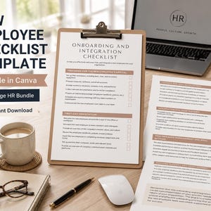 Op de afbeelding: Een driepaginasjabloon voor een onboarding- en integratiechecklist voor nieuwe medewerkers op een klembord, met secties voor aankomst, oriëntatie, ontwikkeling en prestatiebeheer. Het document bevat selectievakjes en kantoorbenodigdheden.