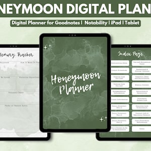 Op de afbeelding: Drie digitale tablets met een huwelijksreisplanner. De centrale tablet toont "Honeymoon Planner" in witte letters. De linkertablet toont een "Memory Tracker"-lay-out. De rechtertablet toont een "Index Page" met verschillende planningssecties. De achtergrond is een groen aquarelontwerp.