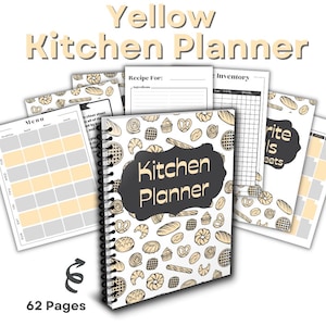 Op de afbeelding: Een spiraalgebonden keukenplanner met 62 pagina's, een witte kaft met een patroon van diverse baksels en een donkergrijs centraal label met de tekst Kitchen Planner. Verschillende binnenpagina's, zoals menu- en inventarislijsten, zijn zichtbaar.