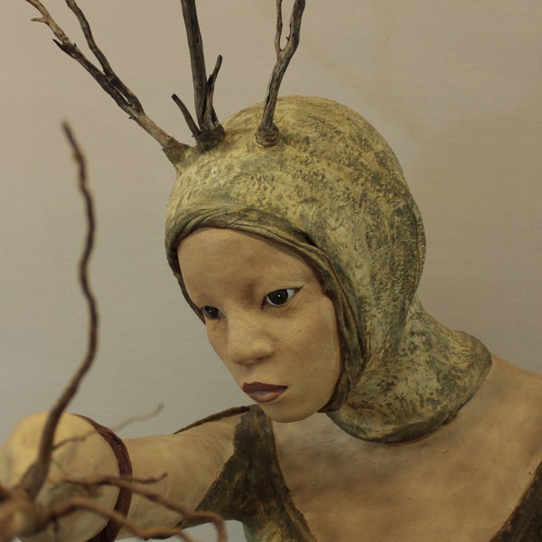 Aglaya, sculpture buste d'une déesse grecque en papier mâché et aquarelle.