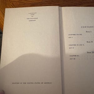 K&ouml;nnte beinhalten: Offene Buchseiten mit Text. Die linke Seite zeigt "COPYRIGHT 1929 BY THE MACAULAY COMPANY" und "PRINTED IN THE UNITED STATES OF AMERICA." Die rechte Seite zeigt ein Inhaltsverzeichnis mit Kapitel&uuml;berschriften.
