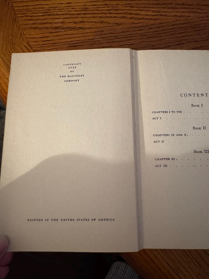 K&ouml;nnte beinhalten: Offene Buchseiten mit Text. Die linke Seite zeigt "COPYRIGHT 1929 BY THE MACAULAY COMPANY" und "PRINTED IN THE UNITED STATES OF AMERICA." Die rechte Seite zeigt ein Inhaltsverzeichnis mit Kapitel&uuml;berschriften.