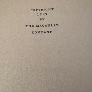 K&ouml;nnte beinhalten: Nahaufnahme einer Seite mit Text. Der Text lautet "COPYRIGHT 1929 BY THE MACAULAY COMPANY" in einer klassischen Serifenschrift. Das Papier hat ein strukturiertes, cremefarbenes Aussehen, was auf ein gealtertes Buch oder Dokument hindeutet.