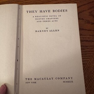 K&ouml;nnte beinhalten: Aufgeschlagenes Buch mit dem Titel "THEY HAVE BODIES" in schwarzer Schrift. Der Text darunter lautet "A REALISTIC NOVEL IN ELEVEN CHAPTERS AND THREE ACTS" von Barney Allen. Der Verlag ist "THE MACAULAY COMPANY, NEW YORK, MCMXXIX."