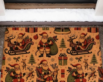 Könnte beinhalten: Eine rechteckige Fußmatte mit einem sich wiederholenden Muster von Weihnachtsmannfiguren, Rentieren, Weihnachtsbäumen und verpackten Geschenken auf beigem Hintergrund. Die Fußmatte liegt vor einer schwarzen Tür, flankiert von zwei Topf-Immergrünbäumen.