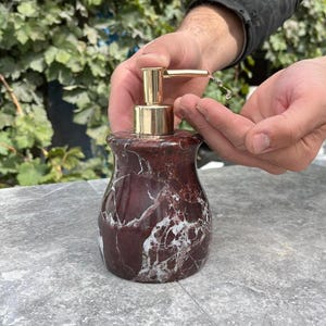 Dispensador de jabón de mármol Rosso Levanto – Dispensador de jabón de piedra hecho a mano para una decoración de baño de lujo. imagen 14