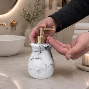 Dispensador de jabón de mármol Rosso Levanto – Dispensador de jabón de piedra hecho a mano para una decoración de baño de lujo. Lilac
