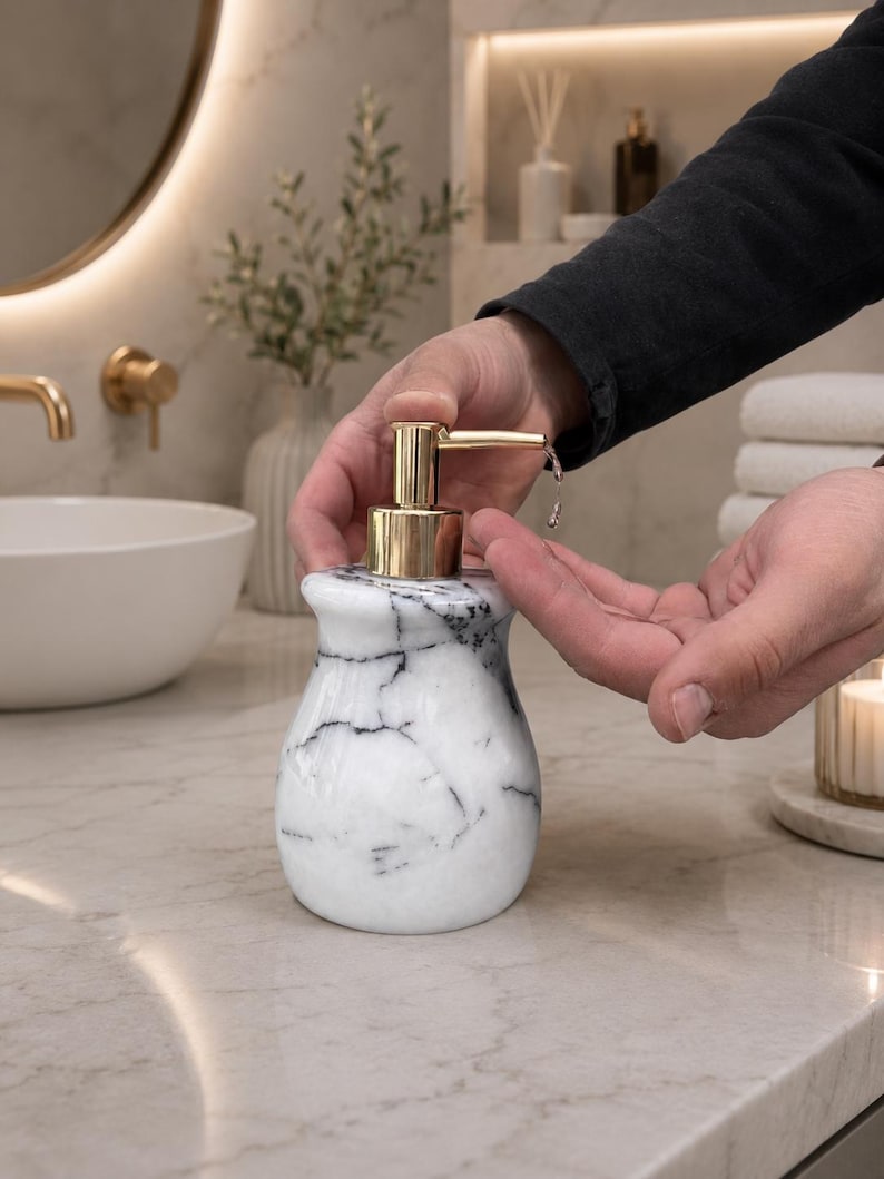 Dispensador de jabón de mármol Rosso Levanto – Dispensador de jabón de piedra hecho a mano para una decoración de baño de lujo. Lilac