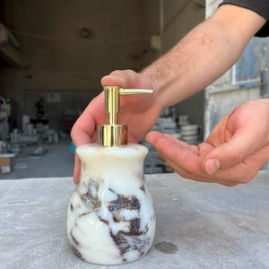 Dispensador de jabón de mármol Rosso Levanto – Dispensador de jabón de piedra hecho a mano para una decoración de baño de lujo. imagen 13