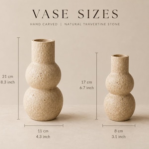 Puede incluir: Dos jarrones de piedra travertino beige con un dise&ntilde;o esf&eacute;rico apilado. El texto dice VASE SIZES, HAND CARVED | NATURAL TRAVERTINE STONE. El jarr&oacute;n grande mide 21 cm de alto y 11 cm de ancho. El jarr&oacute;n peque&ntilde;o mide 17 cm de alto y 8 cm de ancho.
