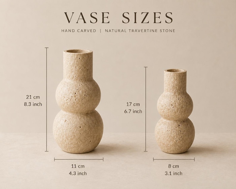 Puede incluir: Dos jarrones de piedra travertino beige con un dise&ntilde;o esf&eacute;rico apilado. El texto dice VASE SIZES, HAND CARVED | NATURAL TRAVERTINE STONE. El jarr&oacute;n grande mide 21 cm de alto y 11 cm de ancho. El jarr&oacute;n peque&ntilde;o mide 17 cm de alto y 8 cm de ancho.