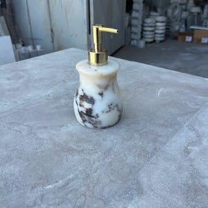Dispensador de jabón de mármol Rosso Levanto – Dispensador de jabón de piedra hecho a mano para una decoración de baño de lujo. imagen 18