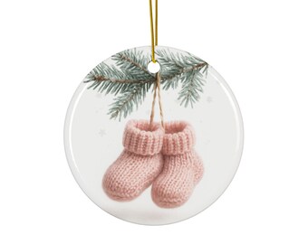 Weiche rosa Baby-Booties Keramik-Weihnachtsverzierung - Evergreen-Szene-Urlaubs-Andenken-Geschenk - glänzende Oberfläche