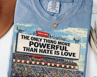 Camiseta "Lo único más poderoso que el odio es el amor" Comfort Colors®, camiseta retro con mensaje deportivo anti-Trump, camiseta gráfica con cita de estadio vintage