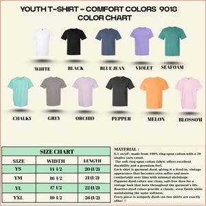 Op de afbeelding: Kleurenkaart voor jeugd-T-shirts met kleuren als wit, zwart, blue jean en violet. De kaart bevat een maattabel met afmetingen in inches en materiaaldetails, inclusief het gewicht en de constructie van de stof.