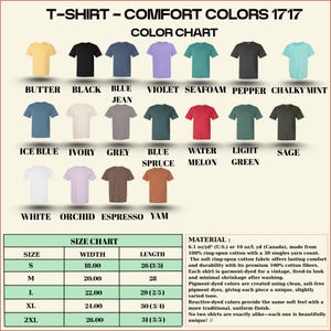 Op de afbeelding: Een kleurenkaart voor T-shirts met kleuren als boter, zwart en violet. De kaart bevat een maattabel met afmetingen in inches en een materiaalbeschrijving. De shirts zijn gemaakt van ringspun katoen en geverfd.
