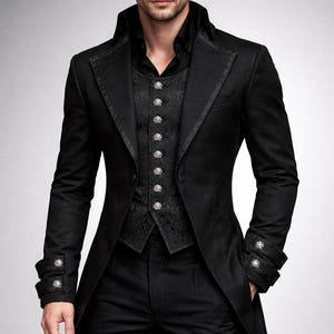 Puede incluir: Un traje formal negro con un abrigo largo de cuello alto, un chaleco con botones decorativos y pantalones a juego. El traje tiene detalles de botones plateados en las mangas y el chaleco, creando un look sofisticado. El atuendo es completamente negro.