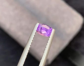 0,30/Ct Hackmanita violeta intenso natural, talla cojín, piedra preciosa que cambia de color, tenebrecente.