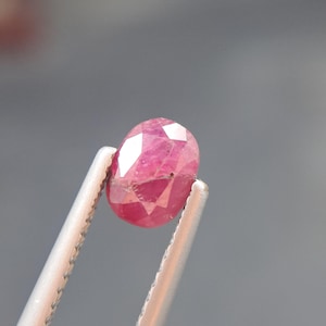 0,90/ct Naturlig djuprosa röd rubin känd (Yaqoot). Oval form, ingen behandling, ingen värme, från Afghanistan.