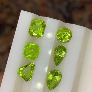 5.47/ct,Elegant Natural Apple Green/Parrot Green Peridot lot.Cushion,Emerald,Round brilliant Shape,Vibrant,Almost Clean,Pakistan Mines.