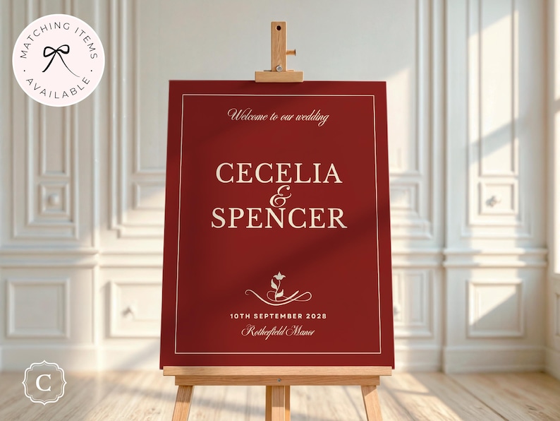 Puede incluir: Un letrero de boda burdeos sobre un caballete de madera. El letrero muestra los nombres CECELIA & SPENCER en escritura blanca, la fecha y el lugar. Las palabras "Welcome to our wedding" est&aacute;n en la parte superior.