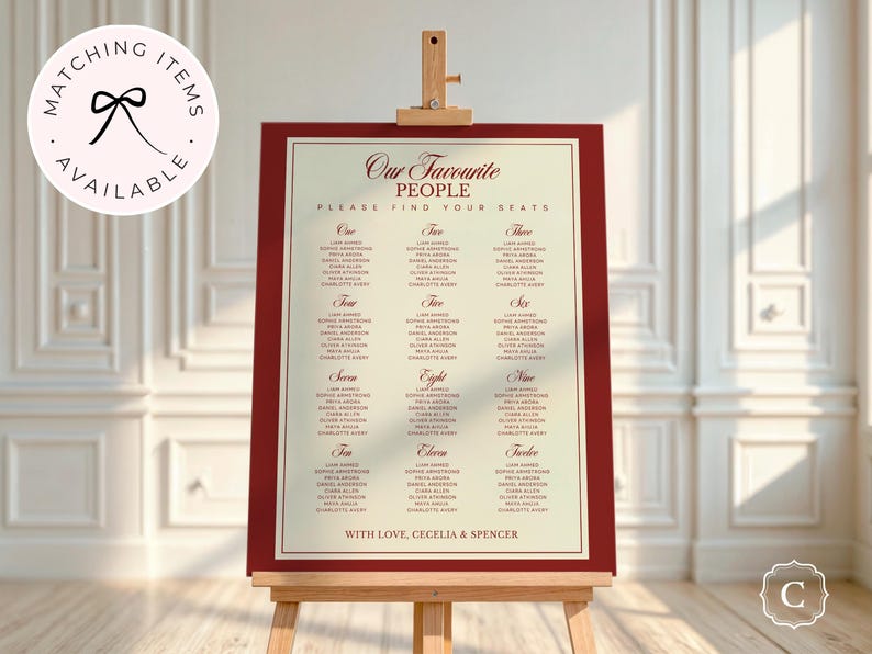 Puede incluir: Un plano de asientos de boda en un caballete de madera. El gr&aacute;fico tiene un borde burdeos y un interior color crema con nombres enumerados bajo los n&uacute;meros del uno al doce. El texto "Our Favourite People" est&aacute; en la parte superior.
