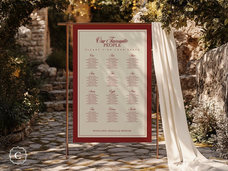 Puede incluir: Un plano de asientos de boda con un borde burdeos y un marco dorado. El texto "Our Favourite People" est&aacute; en la parte superior, con los nombres de los invitados a continuaci&oacute;n. El letrero se muestra al aire libre, con un camino de piedra y vegetaci&oacute;n en el fondo.