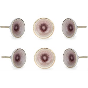 Könnte beinhalten: Sechs dekorative Schrankknöpfe. Jeder Knopf hat ein kreisförmiges Design mit einem zentralen dunkelvioletten Muster, das von einer helleren violetten und goldenen Umrandung umgeben ist. Die Knöpfe haben eine weiße Basis und eine silberne Schraube.