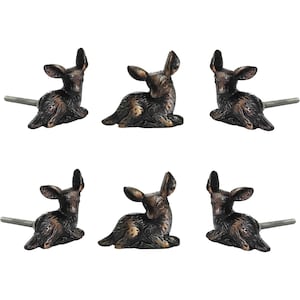 Op de afbeelding: Zes bronzen kastknoppen in de vorm van een hert. Elke knop heeft een gedetailleerde sculptuur van een rustend hert, met een schroef voor installatie. De knoppen zijn ontworpen voor meubels of decoratief gebruik.