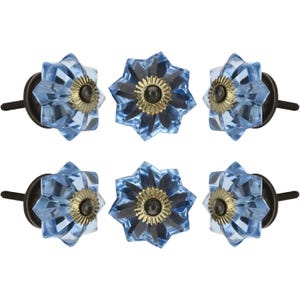 Może przedstawiać: Sześć niebieskich szklanych gałek do szafek w kształcie kwiatów z brązowym osprzętem. Gałki mają fasetowany wzór i złoty środek. Gałki są ułożone w dwóch rzędach po trzy.