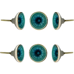 以下が含まれることがあります： 6つのセラミック製キャビネットノブのセット。各ノブは、ティールとダークブルーの花柄のデザイン、金色の縁、白いベースが特徴です。ノブには、取り付け用の真鍮製のネジが付いています。