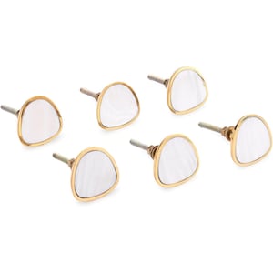 Pode incluir: Seis puxadores decorativos para armários com formato triangular. Cada puxador apresenta um centro branco perolado emoldurado por uma borda de metal dourado. Os puxadores são projetados para fácil instalação em móveis.