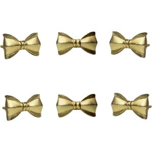 Puede incluir: Seis tiradores dorados para muebles con forma de lazo, dispuestos en dos filas de tres. Los tiradores tienen una superficie texturizada y un poste en la parte posterior para el montaje. Adecuados para muebles o proyectos decorativos.