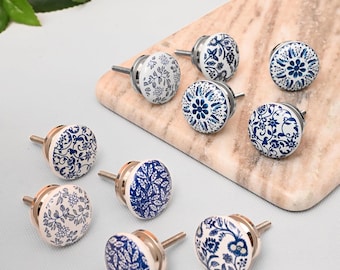 Blå blommiga lådhandtag | Set med 10 keramiska knoppar | Handmålade vintage skåphandtag Vita & blå lövfärgade byråhandtag Skåpbeslag
