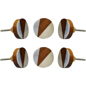 Op de afbeelding: Zes decoratieve kastknoppen. Elke knop heeft een houten gedeelte, een wit gedeelte en een zilverkleurige steel. De knoppen zijn gerangschikt in twee rijen van drie.