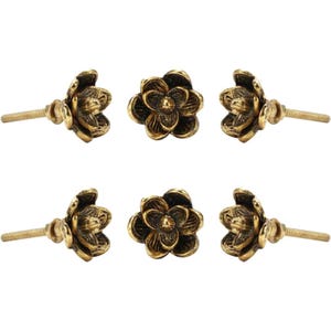 Puede incluir: Seis tiradores de armario antiguos con forma de flor de latón. Cada tirador presenta un diseño floral detallado con un perno roscado para una fácil instalación. Los tiradores son de color dorado envejecido, añadiendo un toque vintage.