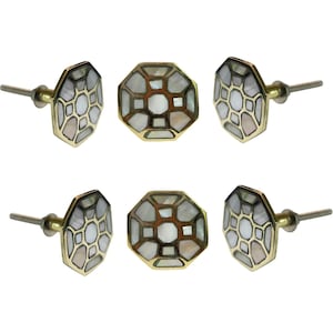 Peut inclure: Six boutons de meuble octogonaux avec une finition dorée et des incrustations de nacre et d'accents blancs. Les boutons ont un design géométrique et une vis pour l'installation. Ces boutons décoratifs sont idéaux pour les meubles.