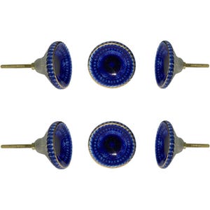 Pode incluir: Conjunto de seis puxadores de armário de cerâmica azul. Cada puxador apresenta um padrão floral detalhado em azul escuro, com uma borda dourada e uma base cinza. Os puxadores são projetados para fácil instalação e adicionam um toque decorativo.