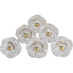 Op de afbeelding: Zes heldere glazen kastknoppen met een rozenontwerp. Elke knop heeft een goudkleurig midden en een getextureerde, bloembladachtige buitenkant. De knoppen zijn in een cirkelvormig patroon op een witte achtergrond geplaatst.